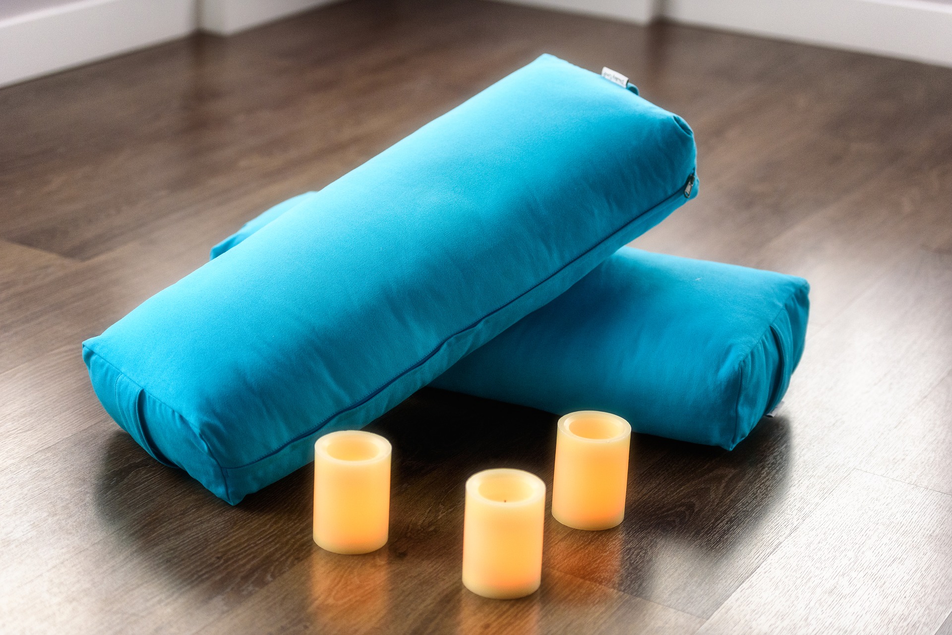 1-Minute Yoga Tip: How To Make Your Own Bolster [Video]